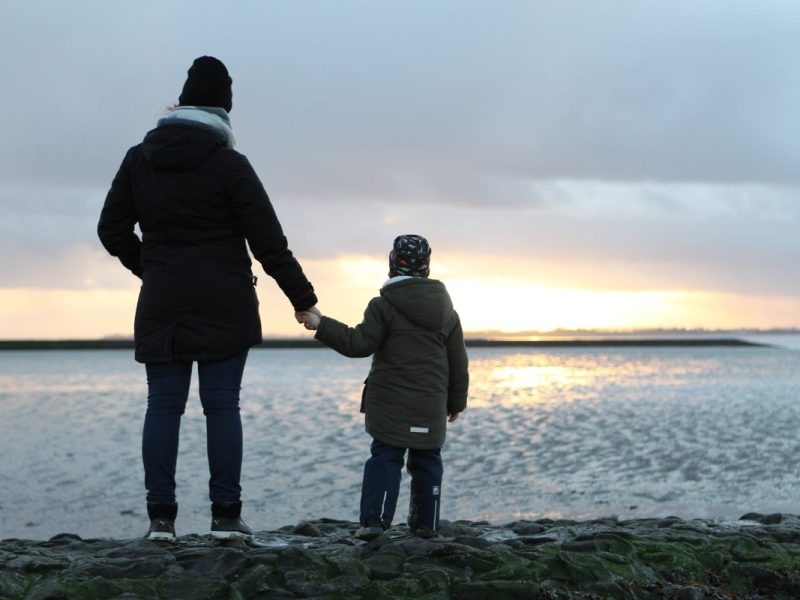 Urlaub Nordsee Mutter und Kind schauen aufs Meer