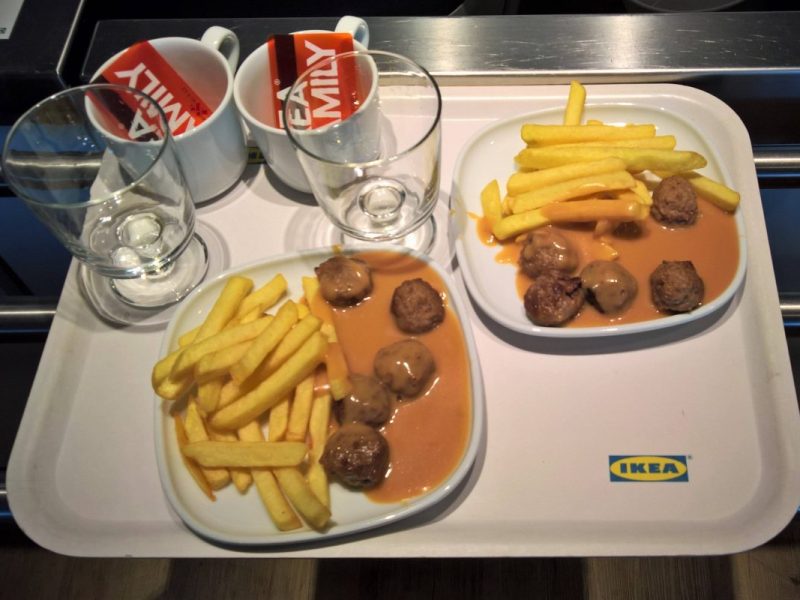 Ikea Essen Restaurant Köttbullar mit Pommes
