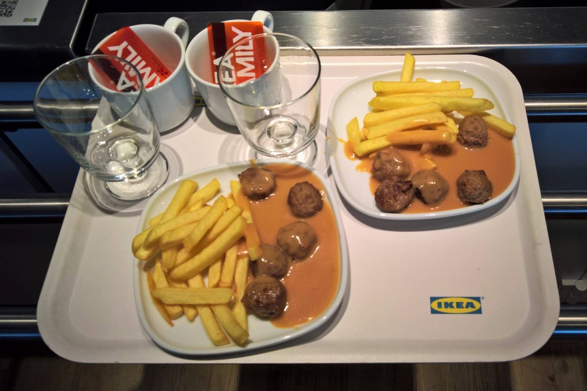 Ikea Essen Restaurant Köttbullar mit Pommes