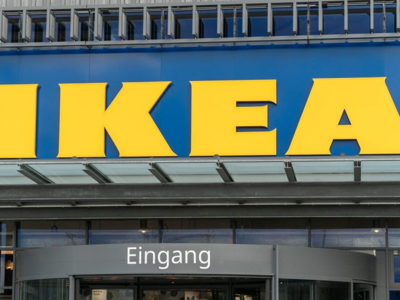 Ikea Logo Eingang eines Einrichtungshauses