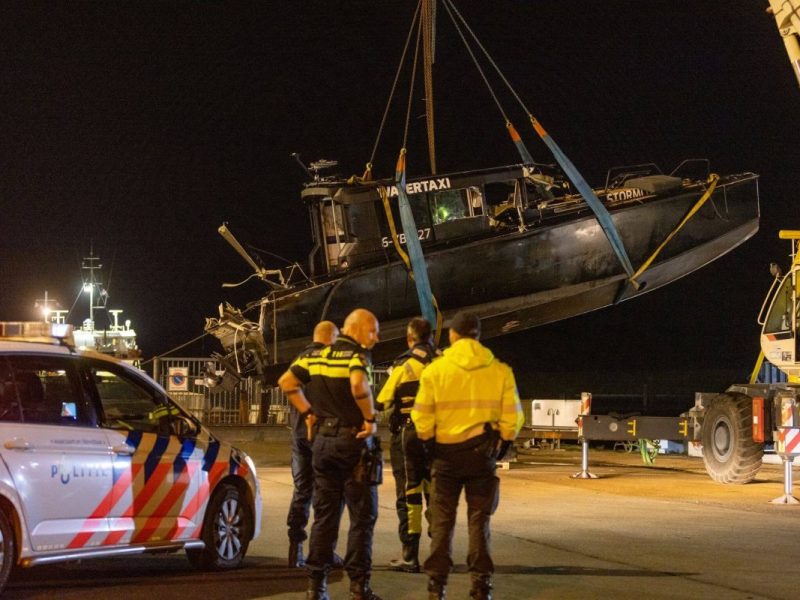 Unglück an der Nordsee vor der niederländischen Insel Terschelling. Behörden bergen ein Wassertaxi nach der tödlichen Kollision mit einer Fähre.