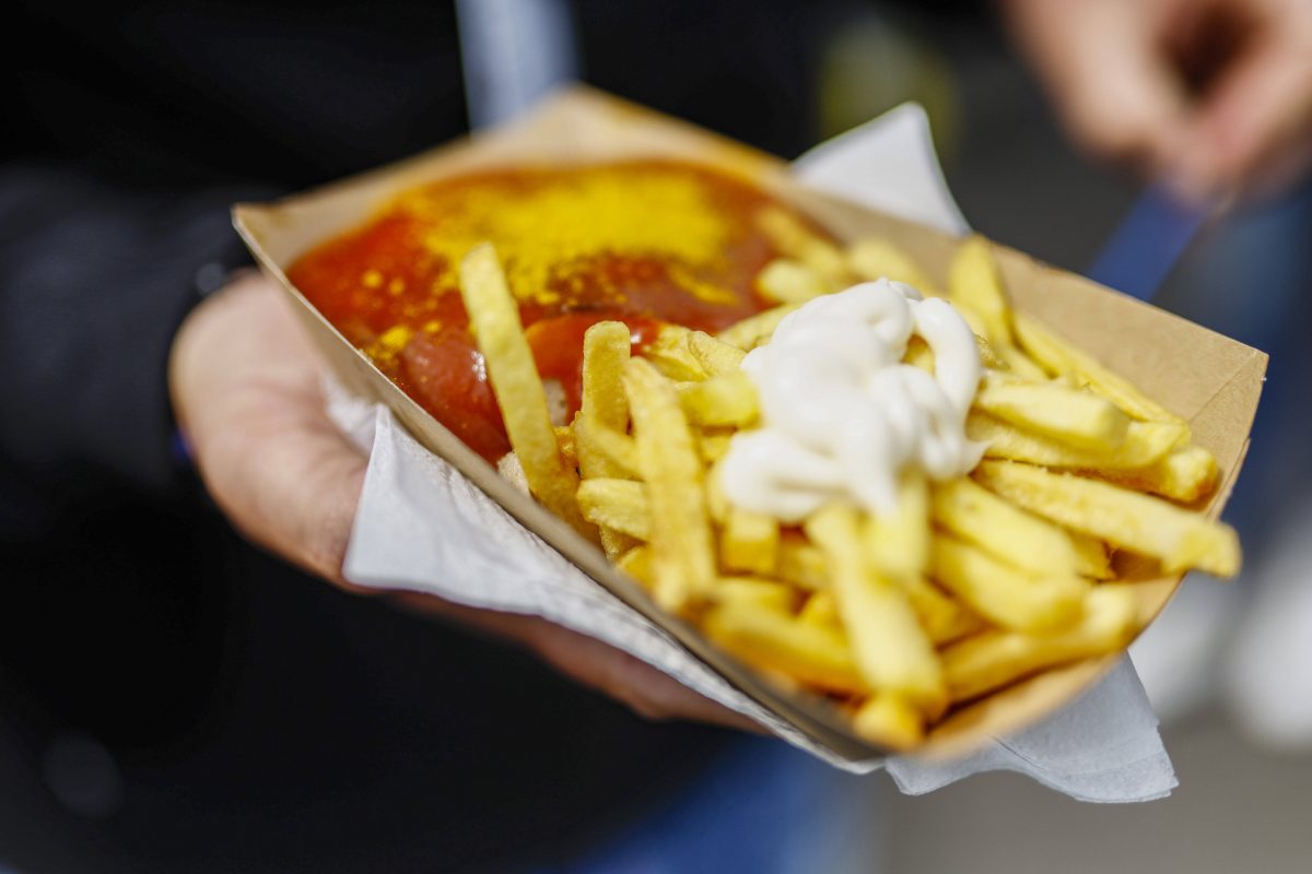 Essen Currywurst und Pommes