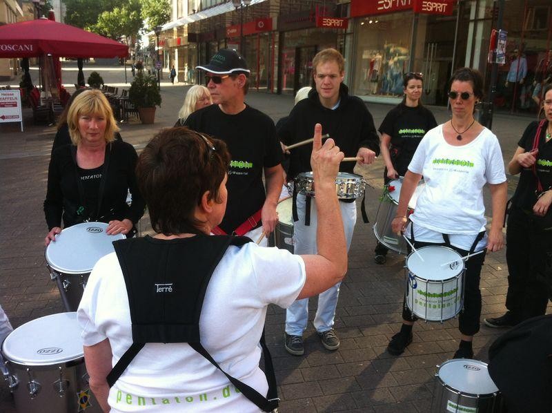 Die Musikgruppe an der Kettwiger Straße in Essen trommelt sich schon ein. Die Stimmung ist gut! 