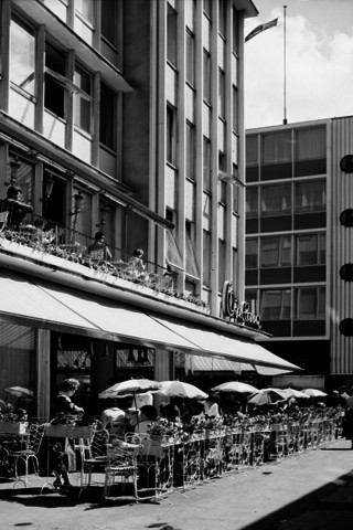 Das Café Overbeck in den Sechzigern. Das Gebäude an der Kettwiger Straße wurde 1955/56 errichtet. 