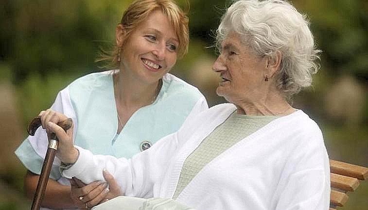 Altenpfleger, Frau, 15 Jahre Berufserfahrung: 2171 Euro im Monat.