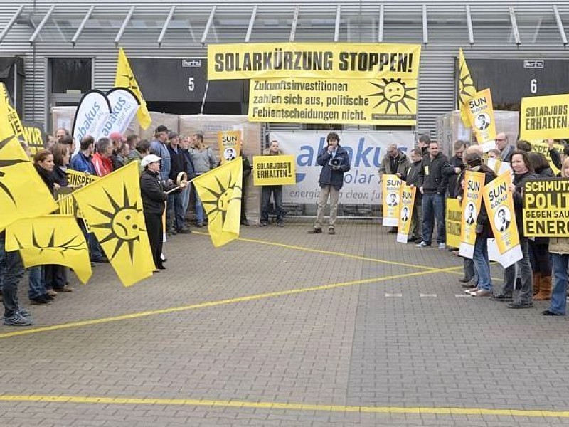 Auch die Firma Abakus-Solar in Gelsenkirchen demonstriert gegen Kürzungspläne.Tausende Mitarbeiter...