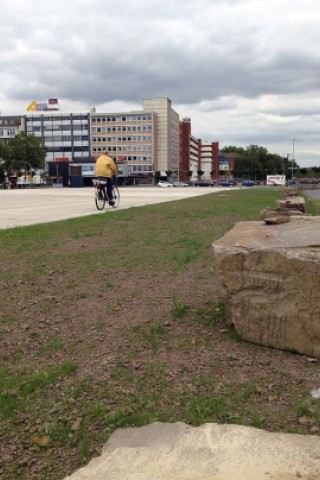Die Zäune sind weg, jetzt dürfen die Bürger die Bahnhofsplatte in Duisburg nutzen. Die ersten Radfahrer und Fußgänger machten davon am Donnerstagmorgen gleich Gebrauch.