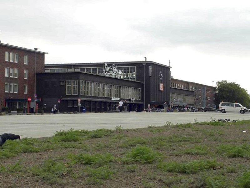 Die Zäune sind weg, jetzt dürfen die Bürger die Bahnhofsplatte in Duisburg nutzen. Die ersten Radfahrer und Fußgänger machten davon am Donnerstagmorgen gleich Gebrauch.