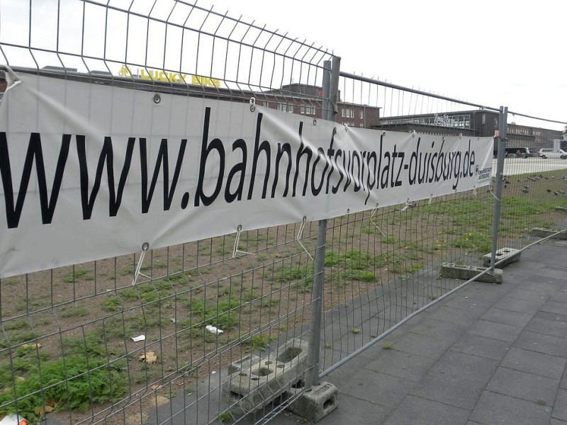 Die Zäune sind weg, jetzt dürfen die Bürger die Bahnhofsplatte in Duisburg nutzen. Die ersten Radfahrer und Fußgänger machten davon am Donnerstagmorgen gleich Gebrauch.