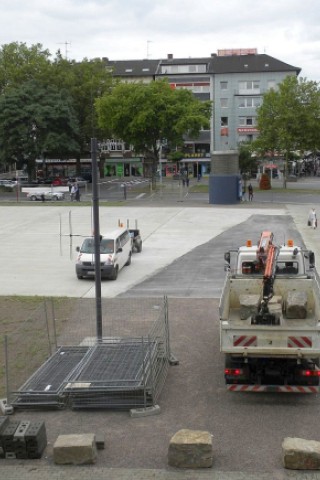 Die Zäune sind weg, jetzt dürfen die Bürger die Bahnhofsplatte in Duisburg nutzen. Die ersten Radfahrer und Fußgänger machten davon am Donnerstagmorgen gleich Gebrauch.