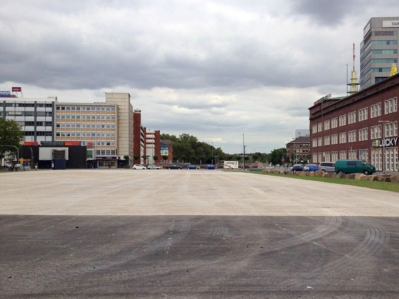 Die Zäune sind weg, jetzt dürfen die Bürger die Bahnhofsplatte in Duisburg nutzen. Die ersten Radfahrer und Fußgänger machten davon am Donnerstagmorgen gleich Gebrauch.
