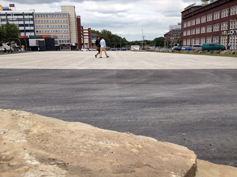 Die Zäune sind weg, jetzt dürfen die Bürger die Bahnhofsplatte in Duisburg nutzen. Die ersten Radfahrer und Fußgänger machten davon am Donnerstagmorgen gleich Gebrauch.