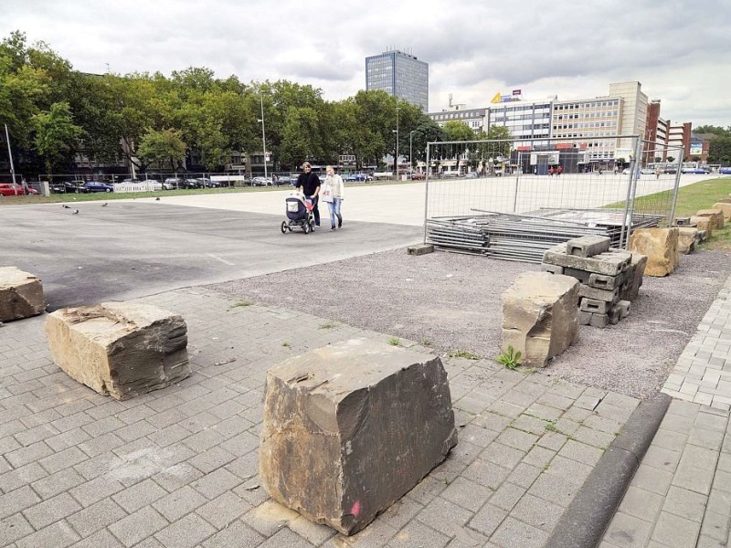 Die Bahnhofsvorplatte am Duisburger Hauptbahnhof ist endlich begehbar. Der Bauzaun wurde entfernt und ein Teil der Flaeche mit grossen Steinen umrandet.Foto: Lars Fröhlich