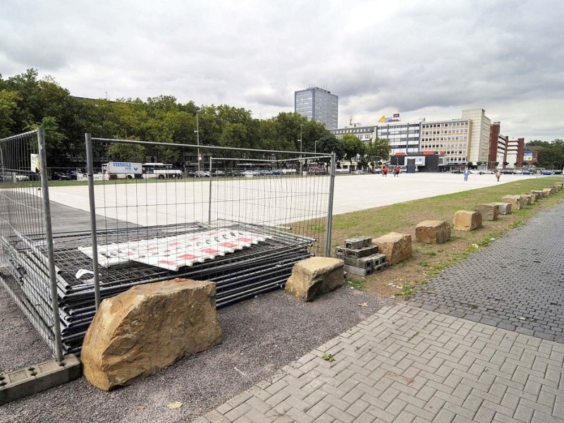 Die Bahnhofsvorplatte am Duisburger Hauptbahnhof ist endlich begehbar. Der Bauzaun wurde entfernt und ein Teil der Flaeche mit grossen Steinen umrandet.Foto: Lars Fröhlich