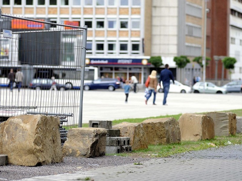 Die Bahnhofsvorplatte am Duisburger Hauptbahnhof ist endlich begehbar. Der Bauzaun wurde entfernt und ein Teil der Flaeche mit grossen Steinen umrandet.Foto: Lars Fröhlich