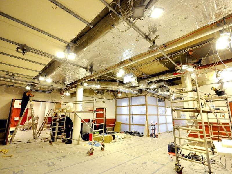 Foto von Mittwoch, den 14.11.2012 von den Brandschutz - Arbeiten in der Mercatorhalle in Duisburg . Seit Monaten ist die Mercatorhalle , der kleine Saal und der Tagungsbereich geschlossen, da Brandschutz - Mängel an der erst wenigen Jahre alten Halle festgestellt wurden. Am 21. November sollen aber die Arbeiten im Kleinen Saal und im Tagungsbereich soweit fertig sein, das der Betrieb wieder aufgenommen werden kann. Die Mercatorhalle selbst wird wohl noch einige Monate geschlossen bleiben. Foto: Stephan Eickershoff/WAZFotoPool