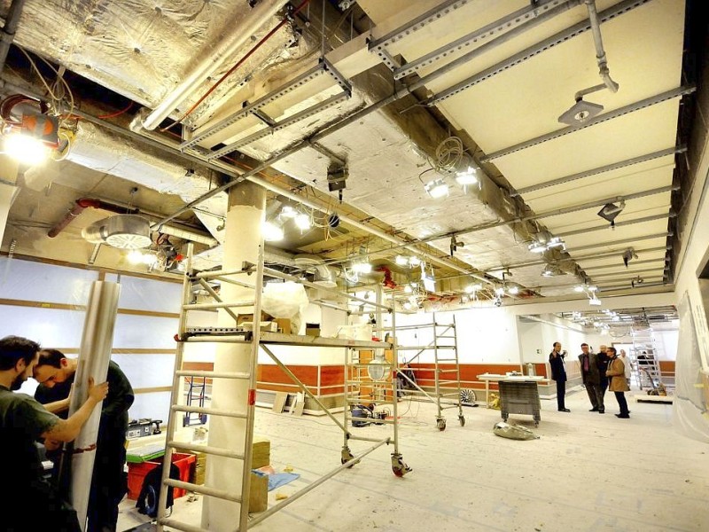 Foto von Mittwoch, den 14.11.2012 von den Brandschutz - Arbeiten in der Mercatorhalle in Duisburg . Seit Monaten ist die Mercatorhalle , der kleine Saal und der Tagungsbereich geschlossen, da Brandschutz - Mängel an der erst wenigen Jahre alten Halle festgestellt wurden. Am 21. November sollen aber die Arbeiten im Kleinen Saal und im Tagungsbereich soweit fertig sein, das der Betrieb wieder aufgenommen werden kann. Die Mercatorhalle selbst wird wohl noch einige Monate geschlossen bleiben. Foto: Stephan Eickershoff/WAZFotoPool