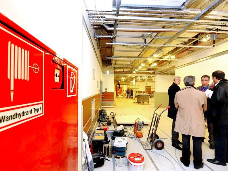 Foto von Mittwoch, den 14.11.2012 von den Brandschutz - Arbeiten in der Mercatorhalle in Duisburg . Seit Monaten ist die Mercatorhalle , der kleine Saal und der Tagungsbereich geschlossen, da Brandschutz - Mängel an der erst wenigen Jahre alten Halle festgestellt wurden. Am 21. November sollen aber die Arbeiten im Kleinen Saal und im Tagungsbereich soweit fertig sein, das der Betrieb wieder aufgenommen werden kann. Die Mercatorhalle selbst wird wohl noch einige Monate geschlossen bleiben. Foto: Stephan Eickershoff/WAZFotoPool
