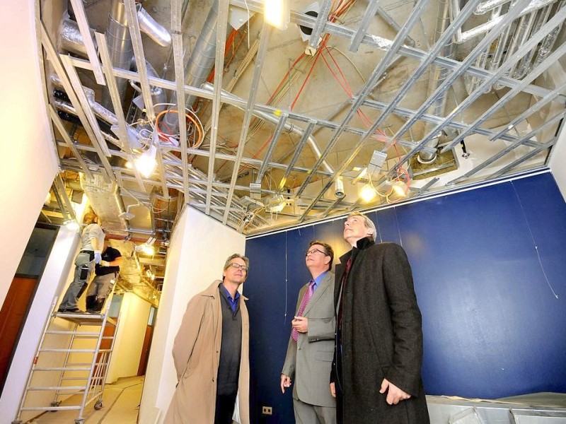 Foto von Mittwoch, den 14.11.2012 von den Brandschutz - Arbeiten in der Mercatorhalle in Duisburg . Seit Monaten ist die Mercatorhalle , der kleine Saal und der Tagungsbereich geschlossen, da Brandschutz - Mängel an der erst wenigen Jahre alten Halle festgestellt wurden. Am 21. November sollen aber die Arbeiten im Kleinen Saal und im Tagungsbereich soweit fertig sein, das der Betrieb wieder aufgenommen werden kann. Die Mercatorhalle selbst wird wohl noch einige Monate geschlossen bleiben. Im Foto v.l.: Hans - Joachim Geiser , Projektleiter Brandschutztechnische Mängel Mercatorhalle , Uwe Gerste (Duisburg Marketing), und Uwe Rohde (Geschäftsführer Immobilienmanagement Duisburg, IMG) Foto: Stephan Eickershoff/WAZFotoPool