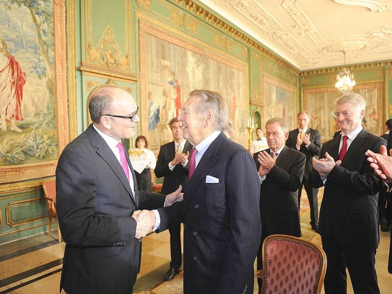 Beitz nach der Verleihung mit Erwin Sellering, Ministerpräsident des Landes Mecklenburg-Vorpommen.