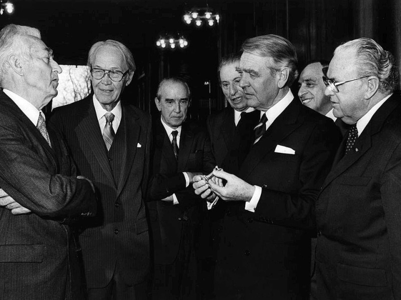 Beitz im Jahr 1981 in der Villa Hügel in Essen bei der Verleihung des Preises für Energieforschung der Alfried-Krupp-von-Bohlen-und-Halbach-Stiftung. Hier ist er im Gespräch mit den Preisträgern. Neben ihm (7.v.l.) steht der damalige Bundestagspräsident Richard Stücklen.