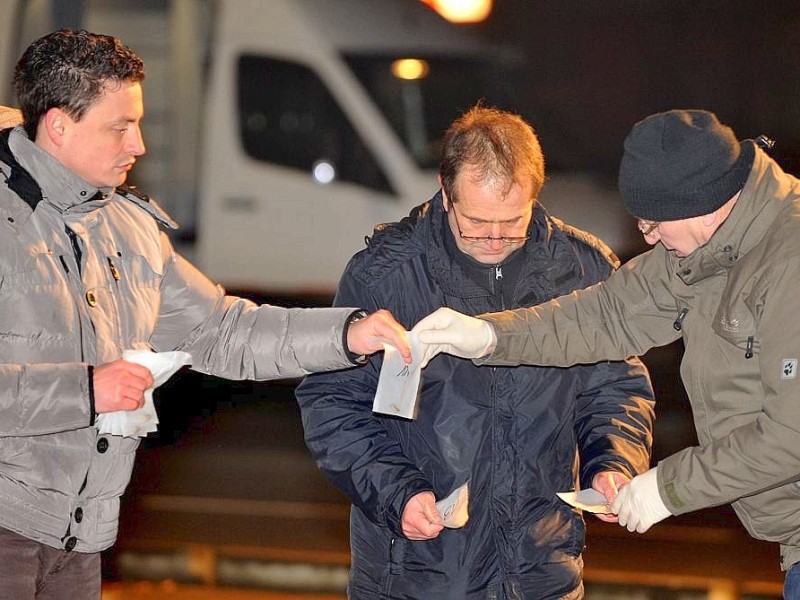 Wer die Schüsse abgefeuert hat, war zunächst unklar. Eine Mordkommission hat die Ermittlungen aufgenommen.