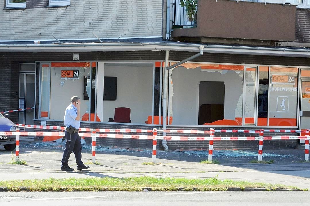 23. August 2012: In der Nacht vor der Eröffnung eines Wettbüros in Duisburg-Wanheim explodiert eine Handgranate in dem Laden. Der Inhaber soll den Hells Angels nahe stehen. Eine Granate desselben Typs war wenige Tage zuvor an einem Gebäude der Hells Angels in Duisburg-Rumeln-Kaldenhausen detoniert.
