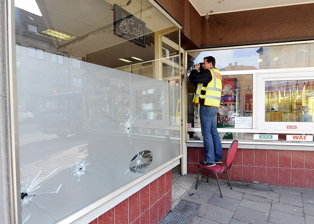 18.2.2013: Nur einen Tag nach den Schüssen auf das Clubhaus fallen in Duisburg erneut Schüsse auf offener Straße: Zwölf Kugeln schlagen in Geschäften in Beeck ein.