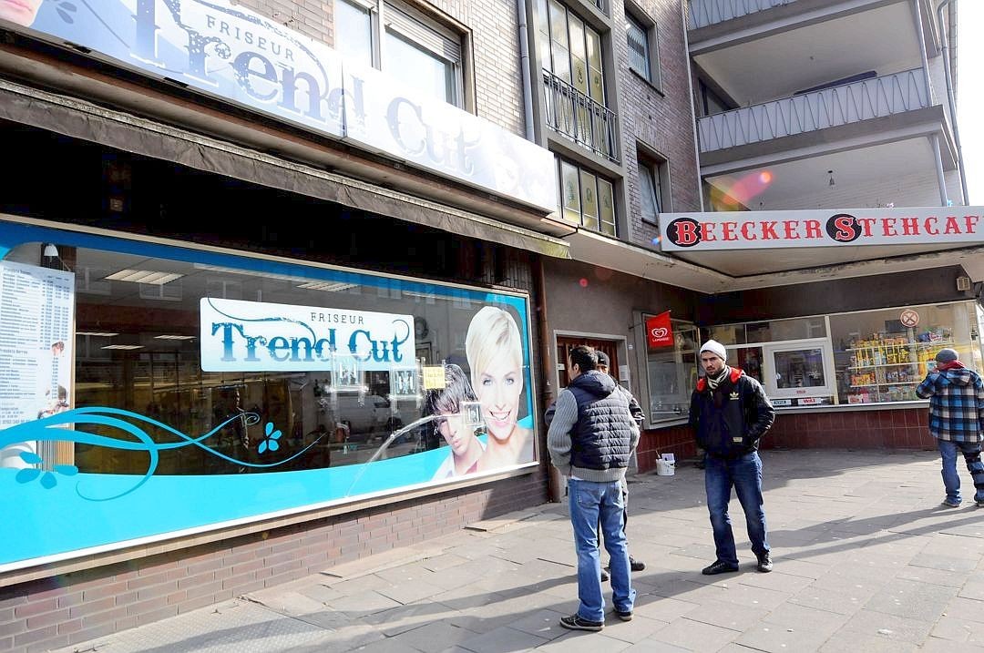 18.2.2013: Nur einen Tag nach den Schüssen auf das Clubhaus fallen in Duisburg erneut Schüsse auf offener Straße: Zwölf Kugeln schlagen in Geschäften in Beeck ein.