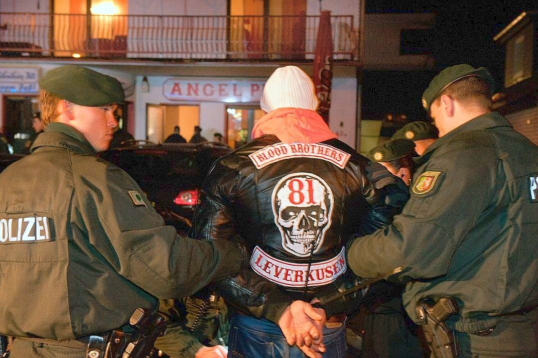 14. März 2012: Bei einer Großrazzia durchsucht die Polizei Rockerclubs, -gebäude und Wohnungen in Düsseldorf, Oberhausen, Solingen und Langenfeld. Im Bild: die Razzia im Rockerclub Angels Place der Hells Angels in Langenfeld. Die Hells Angels lösen ihren Charter „Midland“, angeblich das zweitgrößte Deutschlands, kurz darauf auf.