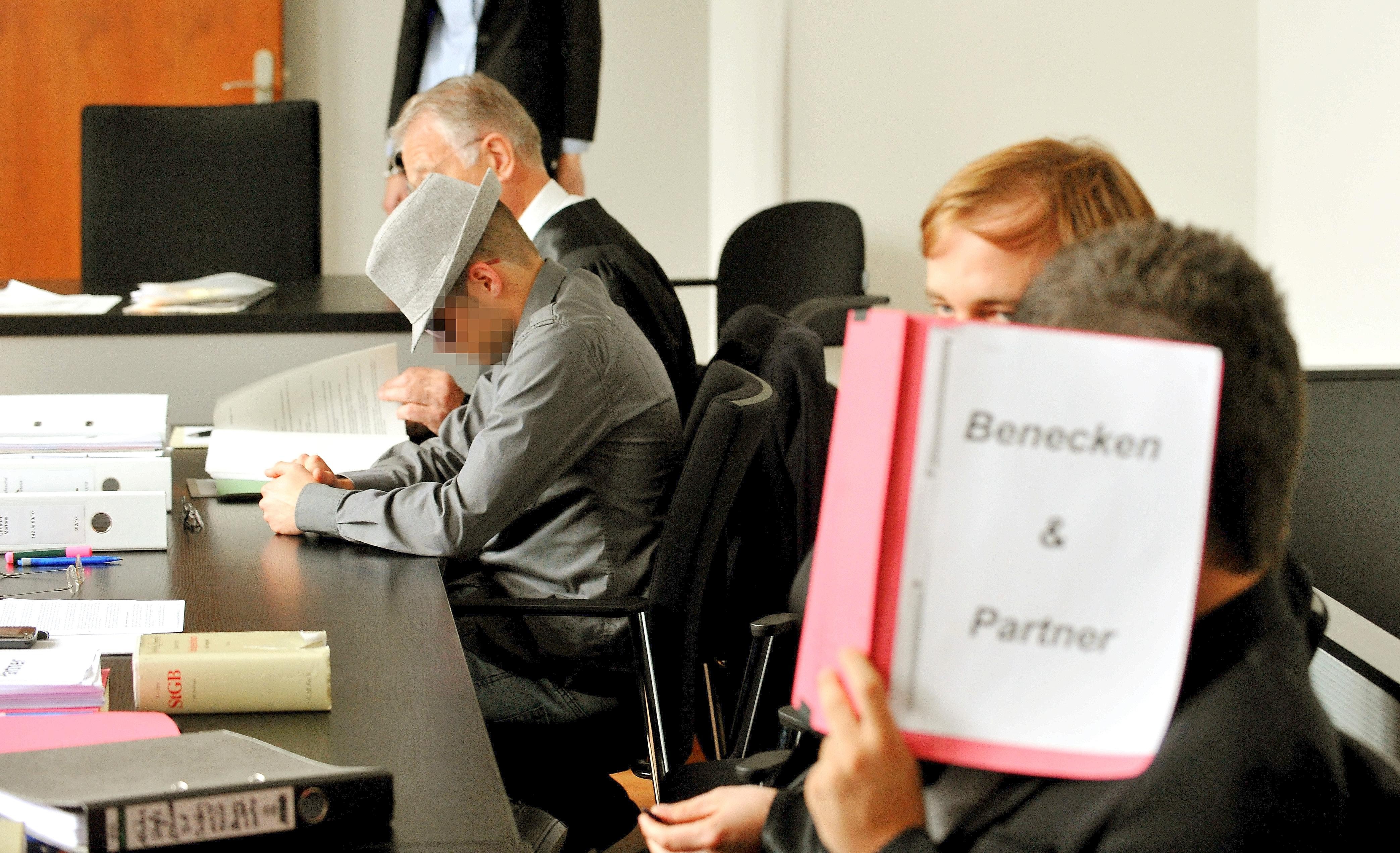 Prozessauftakt am Amtsgericht Duisburg gegen zwei 18 und 23-jährige Hacker. Foto: Stephan Eickershoff / WAZ FotoPool