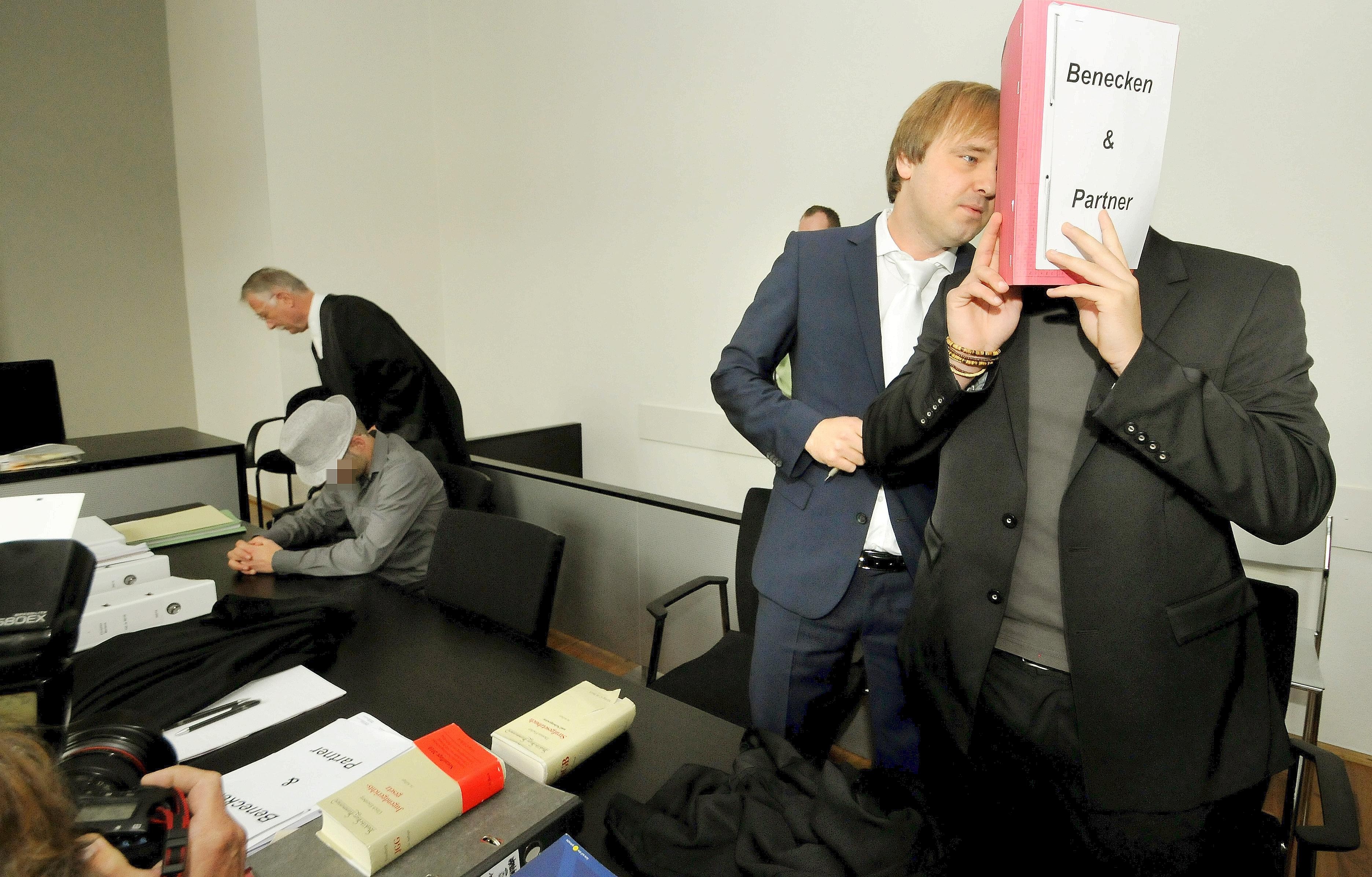 Prozessauftakt am Amtsgericht Duisburg gegen zwei 18 und 23-jährige Hacker. Foto: Stephan Eickershoff / WAZ FotoPool