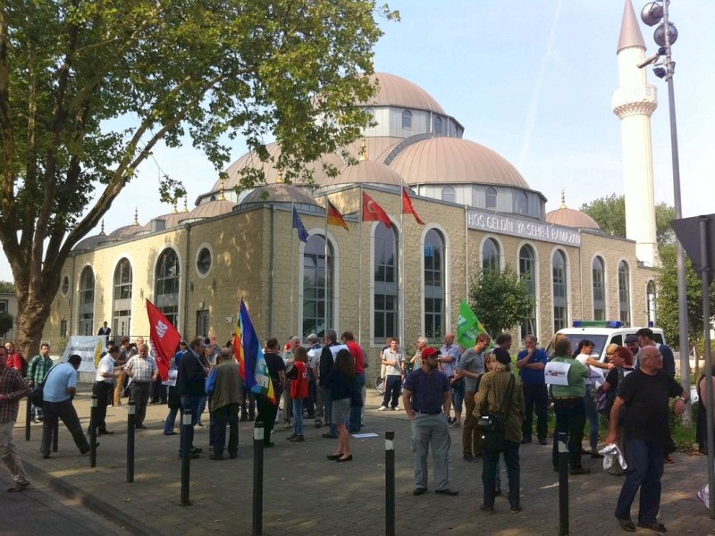 Zahlreiche Duisburger Bürger bezogen gegen die Demo der Rechtspopulisten Stellung.