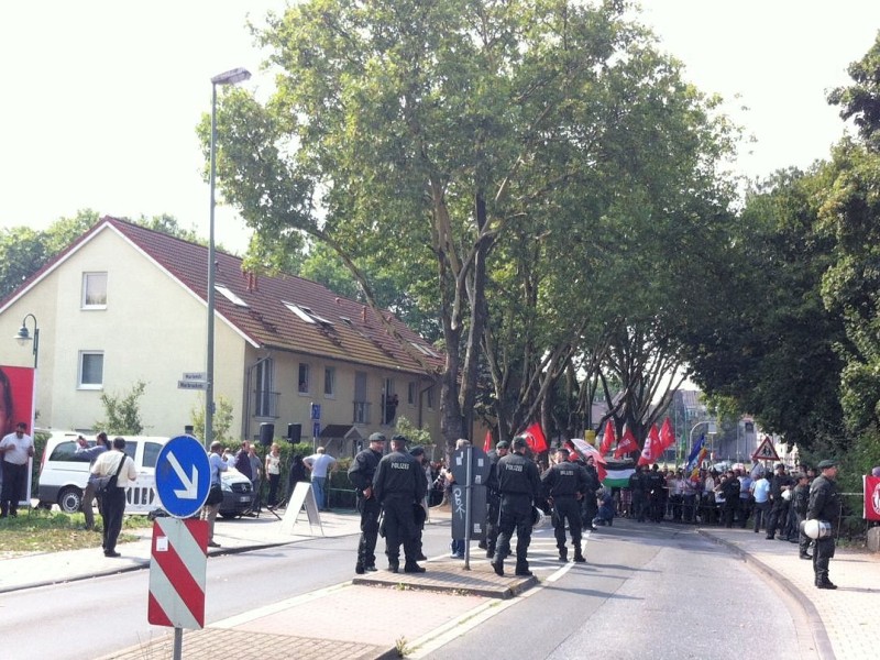 Zahlreiche Duisburger Bürger bezogen gegen die Demo der Rechtspopulisten Stellung.