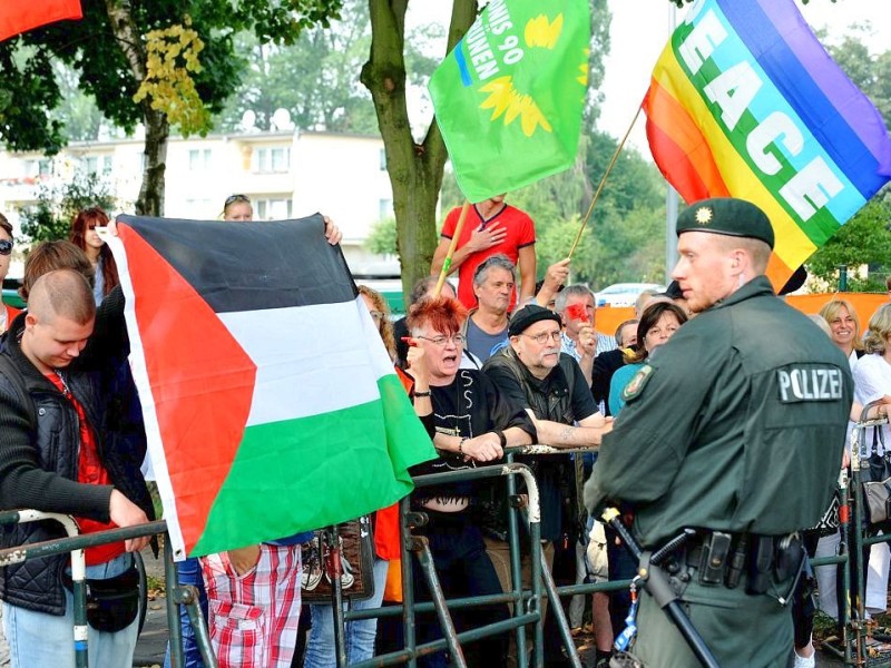 Zahlreiche Duisburger Bürger bezogen gegen die Demo der Rechtspopulisten Stellung.