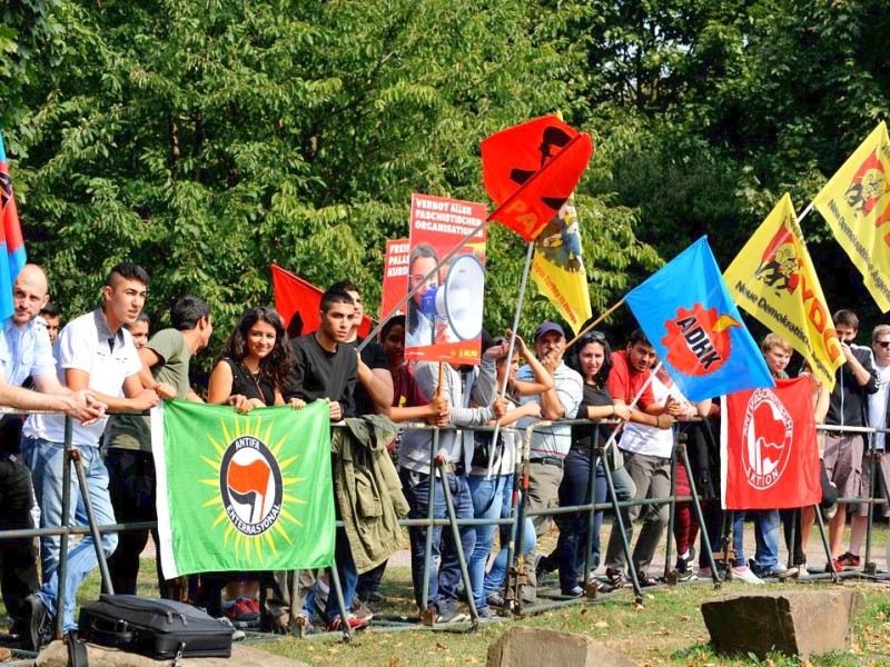 Zahlreiche Duisburger Bürger bezogen gegen die Demo der Rechtspopulisten Stellung.