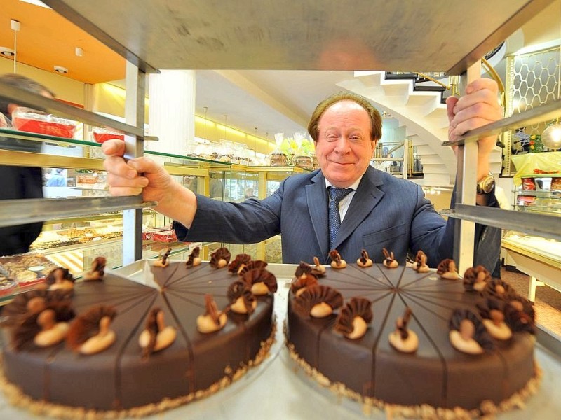 „Starbucks ist für uns keine Konkurrenz. Ein reines Senioren-Café sind wir aber auch nicht, sagt Eckhard Overbeck (54). Er führt das Geschäft in dritter Generation. Im Bild: Geschäftsführer Friedrich Magenau.