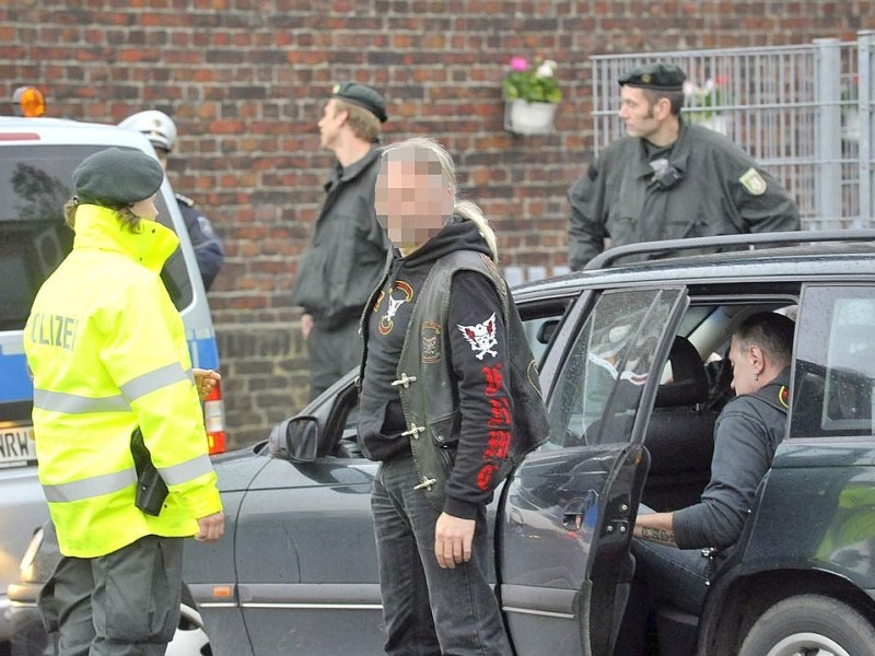 Polizei kontrolliert u.a. an der Von-Trotha-Straße in Oberhausen Sterkrade die anreisenden Rocker. Foto: Ulla Emig WAZ FotoPool