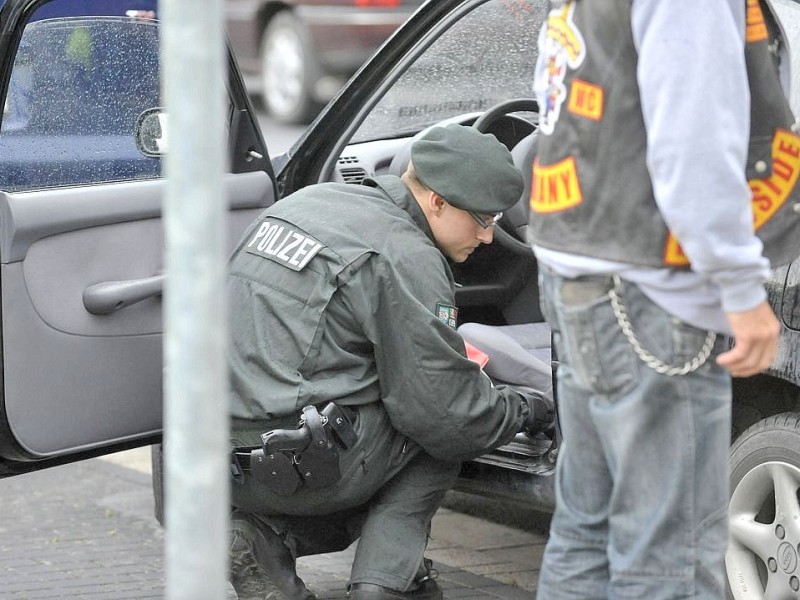 Polizei kontrolliert u.a. an der Von-Trotha-Straße in Oberhausen Sterkrade die anreisenden Rocker. Foto: Ulla Emig WAZ FotoPool