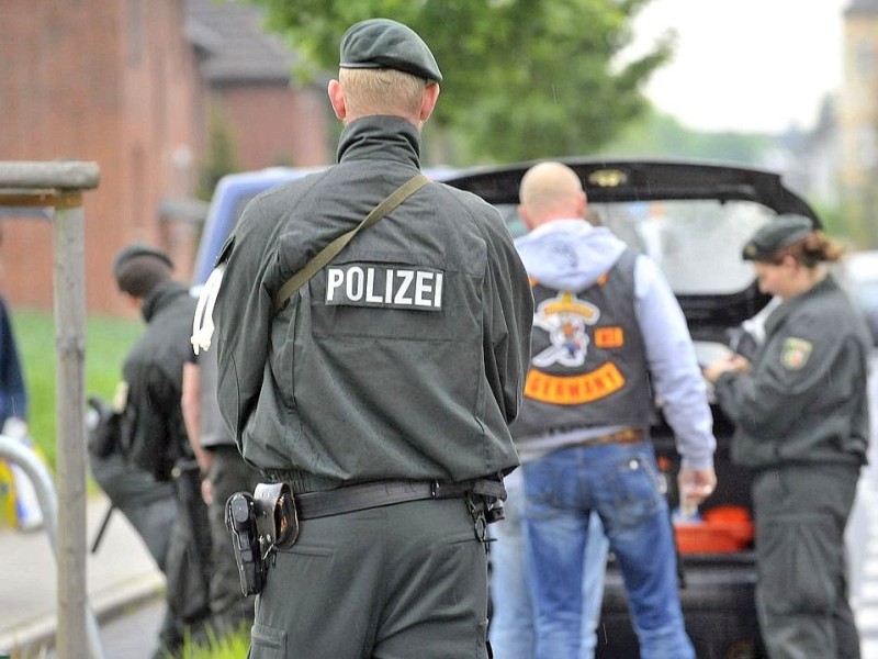 Polizei kontrolliert u.a. an der Von-Trotha-Straße in Oberhausen Sterkrade die anreisenden Rocker. Foto: Ulla Emig WAZ FotoPool