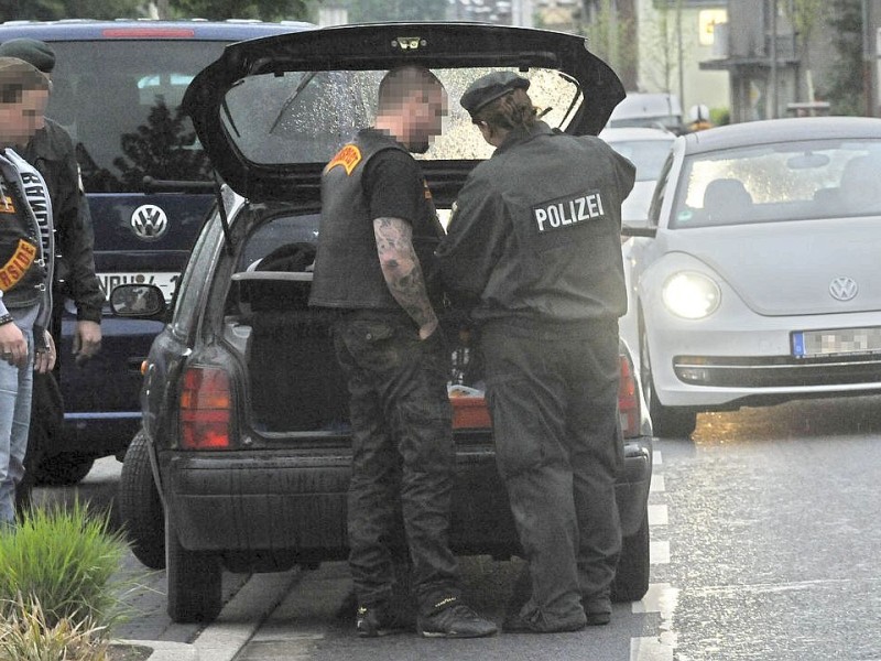 Polizei kontrolliert u.a. an der Von-Trotha-Straße in Oberhausen Sterkrade die anreisenden Rocker. Foto: Ulla Emig WAZ FotoPool