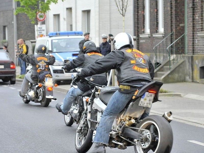 Polizei kontrolliert u.a. an der Von-Trotha-Straße in Oberhausen Sterkrade die anreisenden Rocker. Foto: Ulla Emig WAZ FotoPool