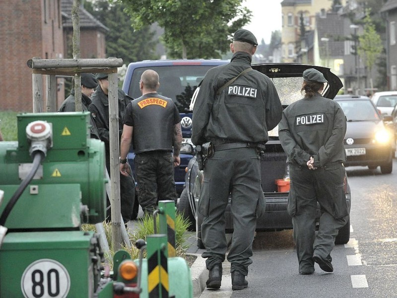Polizei kontrolliert u.a. an der Von-Trotha-Straße in Oberhausen Sterkrade die anreisenden Rocker. Foto: Ulla Emig WAZ FotoPool