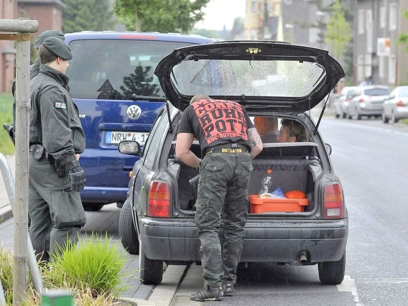 Polizei kontrolliert u.a. an der Von-Trotha-Straße in Oberhausen Sterkrade die anreisenden Rocker. Foto: Ulla Emig WAZ FotoPool