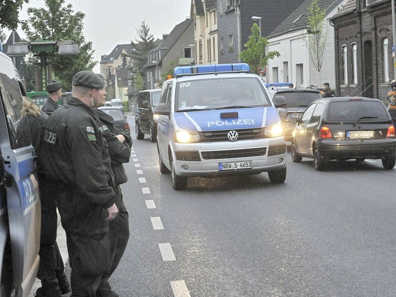 Polizei kontrolliert u.a. an der Von-Trotha-Straße in Oberhausen Sterkrade die anreisenden Rocker. Foto: Ulla Emig WAZ FotoPool