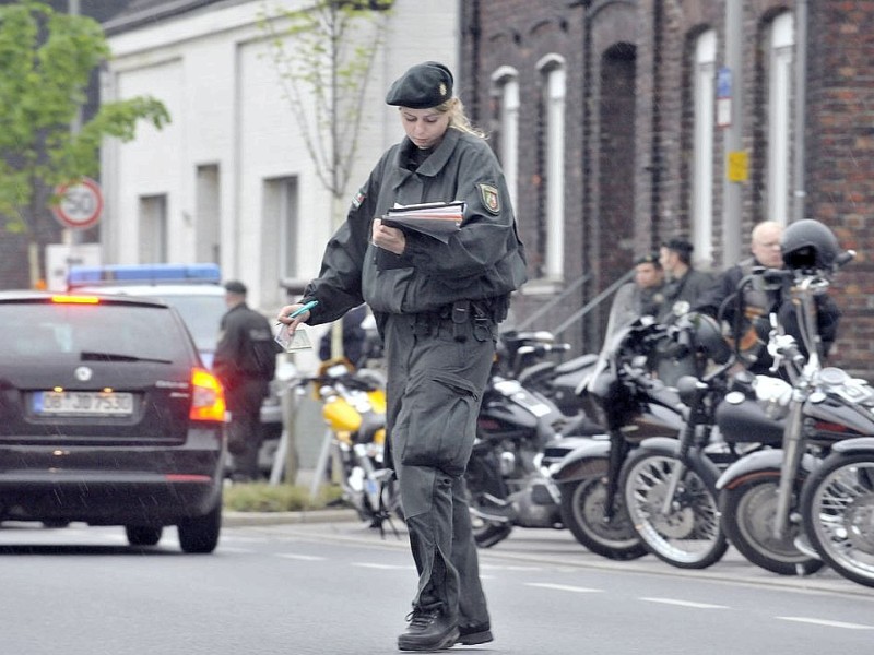 Polizei kontrolliert u.a. an der Von-Trotha-Straße in Oberhausen Sterkrade die anreisenden Rocker. Foto: Ulla Emig WAZ FotoPool