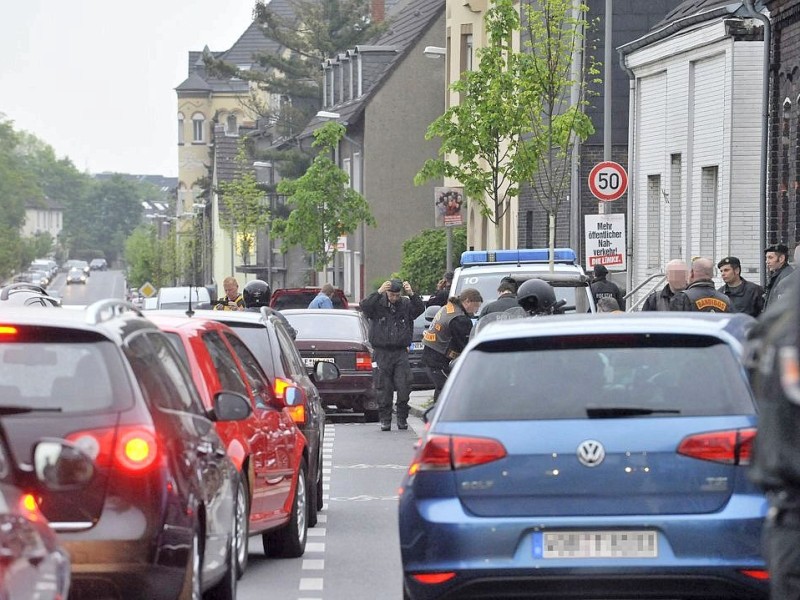 Polizei kontrolliert u.a. an der Von-Trotha-Straße in Oberhausen Sterkrade die anreisenden Rocker. Foto: Ulla Emig WAZ FotoPool