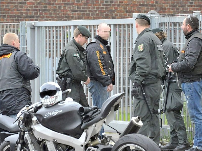 Polizei kontrolliert u.a. an der Von-Trotha-Straße in Oberhausen Sterkrade die anreisenden Rocker. Foto: Ulla Emig WAZ FotoPool