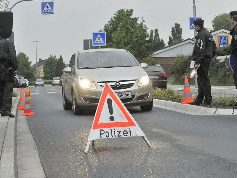 Polizei kontrolliert u.a. an der Von-Trotha-Straße in Oberhausen Sterkrade die anreisenden Rocker. Foto: Ulla Emig WAZ FotoPool