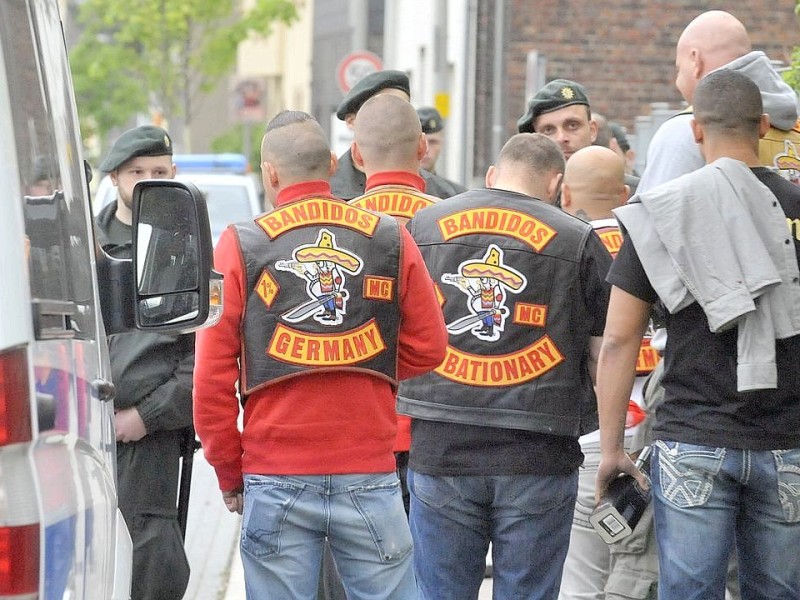 Polizei kontrolliert u.a. an der Von-Trotha-Straße in Oberhausen Sterkrade die anreisenden Rocker. Foto: Ulla Emig WAZ FotoPool